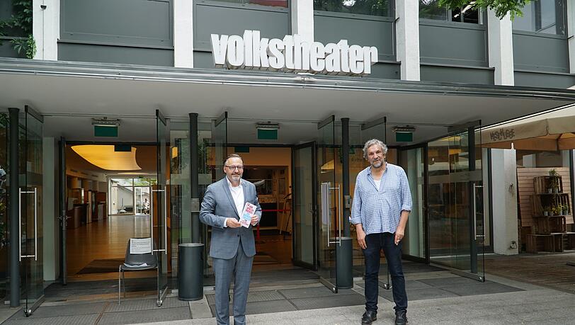 Christian Stückl mit dem Kulturreferenten Anton Biebl vor dem Volkstheater. Christian Stückl mit dem Kulturreferenten Anton Biebl vor dem Volkstheater.