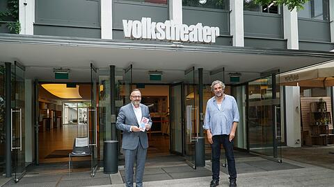 Christian Stückl mit dem Kulturreferenten Anton Biebl vor dem Volkstheater.