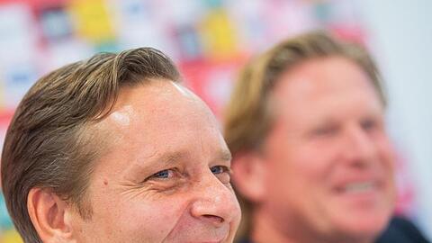 Der neue FC-Sportchef Horst Heldt (l) und der neue Trainer Markus Gisdol bei der Pressekonferenz in Köln.