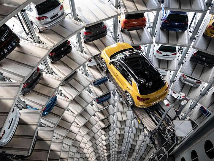 Ein Volkswagen T-Roc steht auf dem VW-Werksgelände auf einer Hebebühne. Foto: Peter Steffen/dpa/Archivbild
