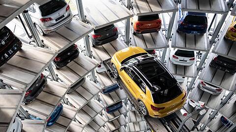 Ein Volkswagen T-Roc steht auf dem VW-Werksgelände auf einer Hebebühne. Foto: Peter Steffen/dpa/Archivbild