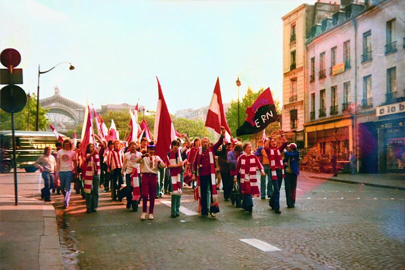 1975: Bayern-Fans marschieren aus dem Gare de l'Est in Paris.