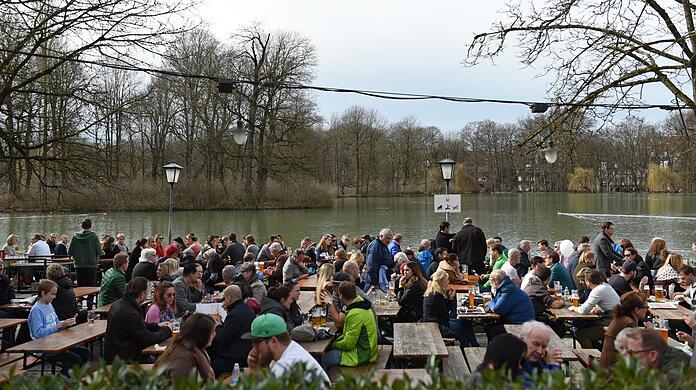 Bierbänke im Englischen Garten. Laut Statistikamt dürfte sich die Platzsuche hier - und im Umland - künftig noch schwieriger gestalten.