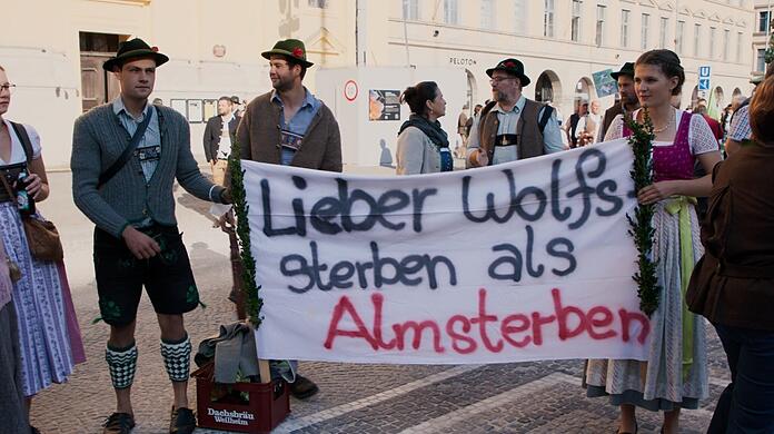 Klare Meinung: Bergbauern und Bäuerinnen bei einer Demo auf dem Odeonsplatz.