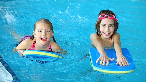 Im Westbad können große und kleine Schwimmfans jetzt wieder ihre Bahnen ziehen oder durch die Becken toben.