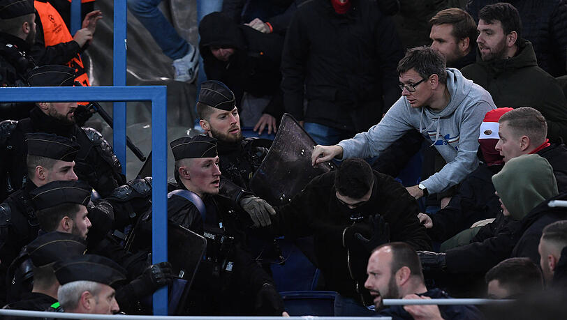 In der Vergangenheit kam es im Prinzenpark zu Gewalt zwischen der Polizei und Fans des FC Bayern (Archivfoto). In der Vergangenheit kam es im Prinzenpark zu Gewalt zwischen der Polizei und Fans des FC Bayern (Archivfoto).