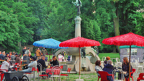Bei hoffentlich schönem Wetter wird am kommenden Wochenende von 12 bis 20 Uhr der Sommerkiosk in der Rosenau stattfinden. Bei hoffentlich schönem Wetter wird am kommenden Wochenende von 12 bis 20 Uhr der Sommerkiosk in der Rosenau stattfinden.