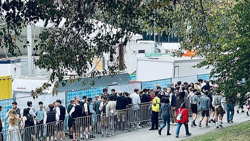 Erste Schlangen bilden sich am letzten Oktoberfest-Samstag bereits vor 8 Uhr an der Oidn Wiesn.