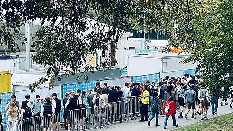 Erste Schlangen bilden sich am letzten Oktoberfest-Samstag bereits vor 8 Uhr an der Oidn Wiesn.