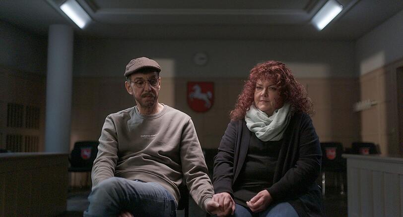 Josephines Mutter Ramona R. (rechts) und ihr Stiefvater Thorsten R. wurden schwerer Sexual- und Gewalttaten beschuldigt.