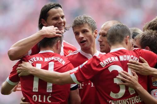 Feiern mit den Kollegen: Die Torschützen Ivica Olic (11) und Daniel van Buyten (2.v.l.).