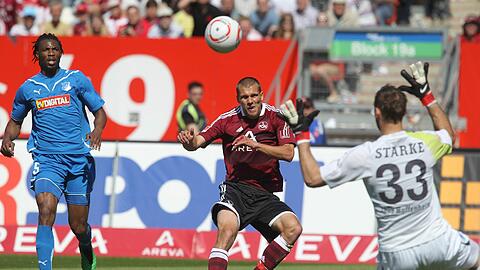 Christian Eigler (m) schießt über den Hoffenheimer Torwart Tom Starke.