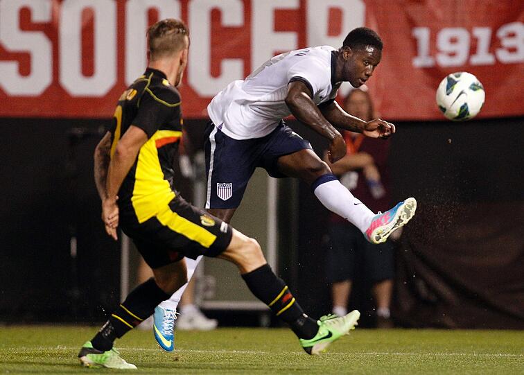 Belgiens Toby Alderweireld (l.) im Zweikampf mit dem Amerikaner Eddie Johnson.