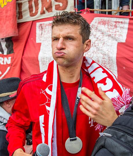 Ein bayerisches Unikat feiert seine vierte Meisterschaft: Thomas Müller vom FC Bayern.