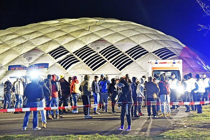 Am späten Abend waren Sicherheitskräfte auf einen Gasgeruch aufmerksam geworden, woraufhin alle Bewohner die Halle durch die Notausgänge verließen.