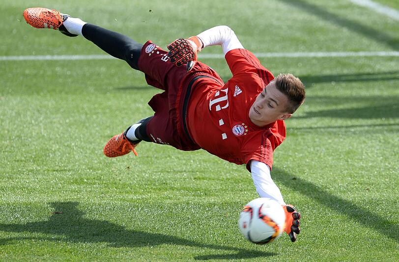Christian Früchtl: 15 Jahre alt, 1,90 Meter Körperlänge, Schuhgröße 50: Der Nachwuchskeeper fiel in Doha fast zwangsläufig auf. Doch Früchtl, dessen Kinderzimmer im niederbayerischen Bischofsmais aussieht wie ein Bayern-Fanshop, wusste auch sportlich zu überzeugen: &bdquo;Er ist ein großes Talent&ldquo;, sagte Torwarttrainer Toni Tapalovic...