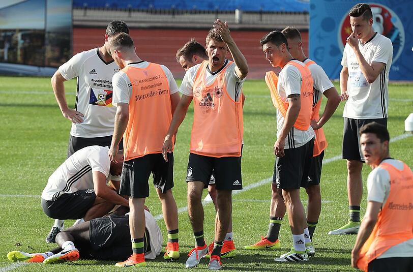 Verteidiger Antonio Rüdiger bleibt nach einem Zweikampf im Training liegen. Die Schock-Diagnose: Kreuzbandriss! Die Bilder.
