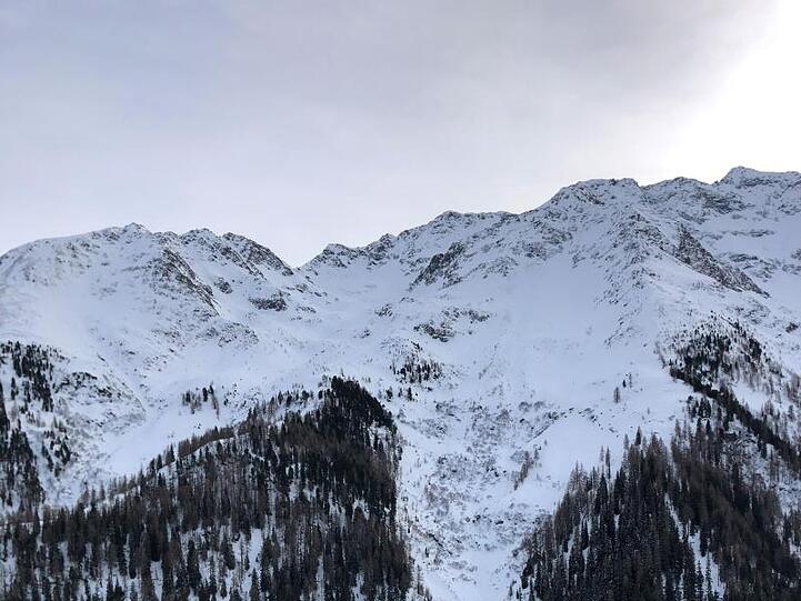 Schnee an einem Hang im Verwallgebirge. Foto: Zeitungsfoto.At/Daniel Liebl/APA/dpa