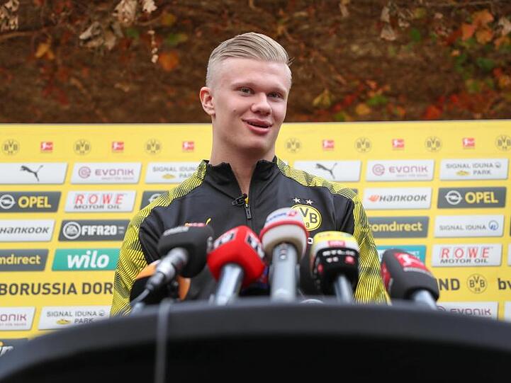 Der Dortmunder Erling Haaland spricht vor der Pesse. Foto: Friso Gentsch/dpa