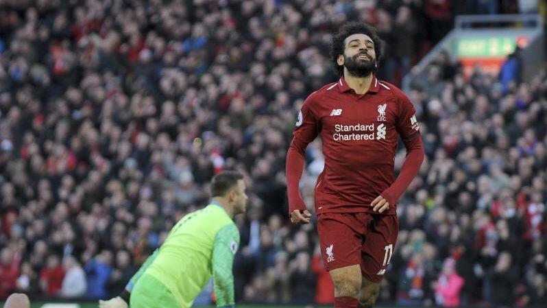 Liverpools Mohamed Salah (r) machte mit seinem Tor zum 3:0 den Deckel drauf.