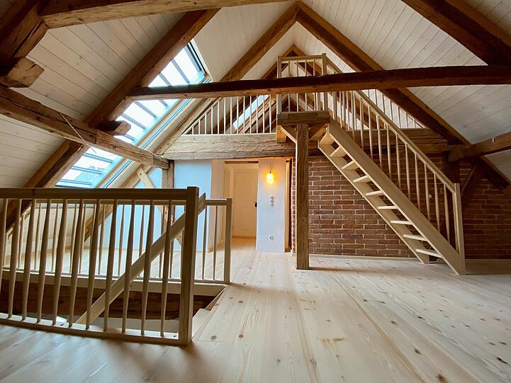Das Bauernhaus "Beim Fesinger" ist laut Auskunft des Bezirks schon über 350 Jahre alt. Ein Privatmann hat es von Grund auf saniert - und dafür nun den Denkmalpreis bekommen; das Häuschen musste sogar trockengelegt und neu fundamentiert werden. Das Bild zeigt: Es hat sich gelohnt.