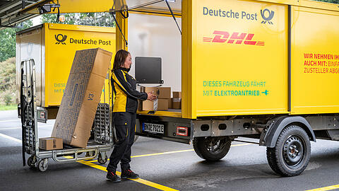 Zustellerin Anna Willberding auf ihrer Tour mit dem Streetscooter.