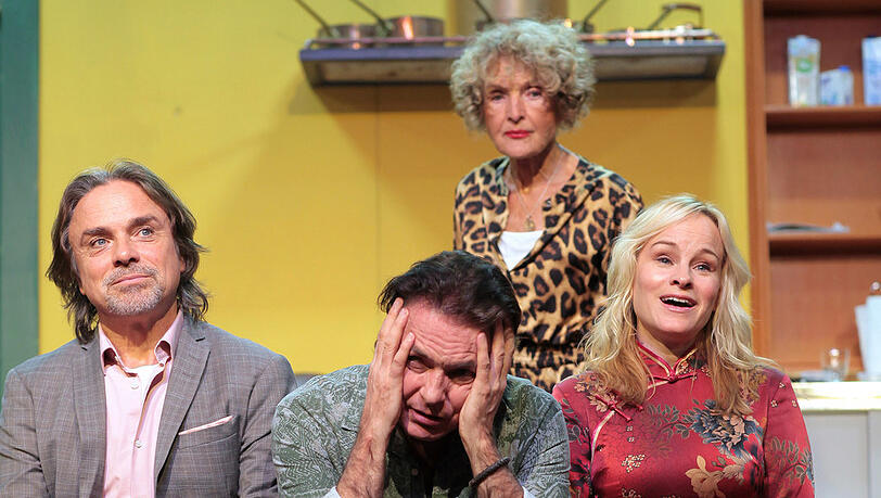 Sebastian Goder, Pascal Breuer, Kathrin Ackermann und Dorkas Kiefer in „Nein zum Geld“. Sebastian Goder, Pascal Breuer, Kathrin Ackermann und Dorkas Kiefer in „Nein zum Geld“.