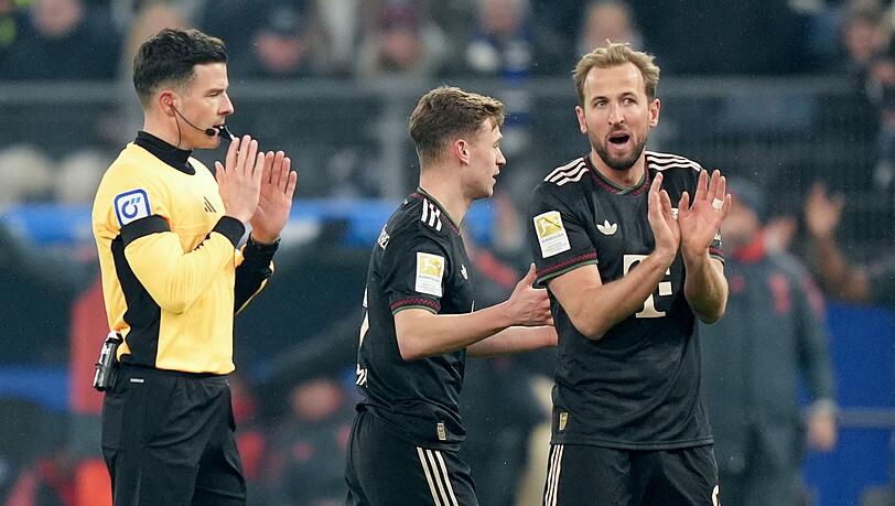 Schiedsrichter Harm Osmers und die Bayern-Profis Harry Kane (l) und Joshua Kimmich.