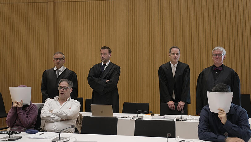 Die Angeklagten (vorne l und r) im Prozess gegen ein irakisches Ehepaar wegen der Versklavung zweier jesidischer Mädchen sitzen im Gerichtssaal neben ihrem Anwalt. Das irakische Ehepaar ist wegen der Versklavung jesidischer Mädchen und Mitgliedschaft in der Terrorvereinigung Islamischer Staat (IS) verurteilt worden. Die Angeklagten (vorne l und r) im Prozess gegen ein irakisches Ehepaar wegen der Versklavung zweier jesidischer Mädchen sitzen im Gerichtssaal neben ihrem Anwalt. Das irakische Ehepaar ist wegen der Versklavung jesidischer Mädchen und Mitgliedschaft in der Terrorvereinigung Islamischer Staat (IS) verurteilt worden.