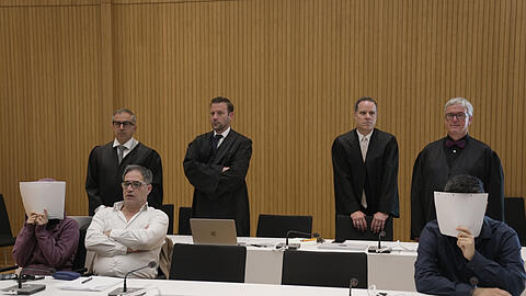 Die Angeklagten (vorne l und r) im Prozess gegen ein irakisches Ehepaar wegen der Versklavung zweier jesidischer M&auml;dchen sitzen im Gerichtssaal neben ihrem Anwalt. Das irakische Ehepaar ist wegen der Versklavung jesidischer M&auml;dchen und Mitgliedschaft in der Terrorvereinigung Islamischer Staat (IS) verurteilt worden.
