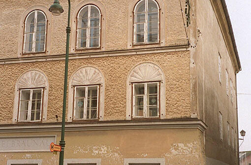 Blick auf das Geburtshaus von Adolf Hitler in Braunau am Inn.