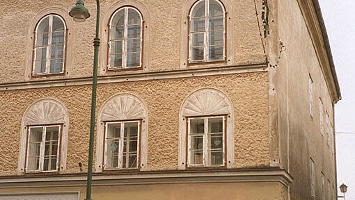 Blick auf das Geburtshaus von Adolf Hitler in Braunau am Inn.
