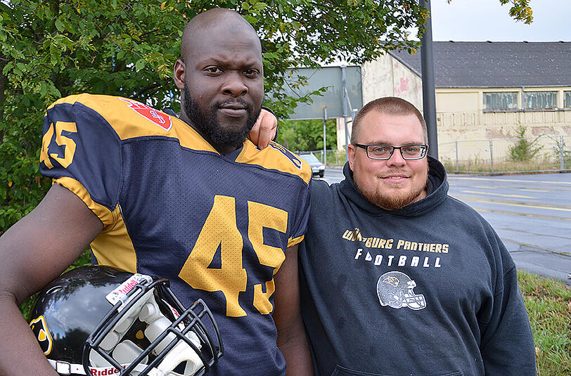 Der Senegalesische Football-Spieler Madiama Diop von den Würzburg Panthers und der Interimstrainer Johannes Brandt. Diop darf wegen der Residenzpflicht während des Asylantragsverfahrens nicht zu Auswärtsspielen mitreisen.