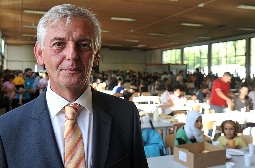 Manfred Schmidt, Chef des Flüchtlings-Bundesamtes, verteidigt die bayerischen "Aufnahmezentren" für Asylbewerber aus Balkan-Staaten.