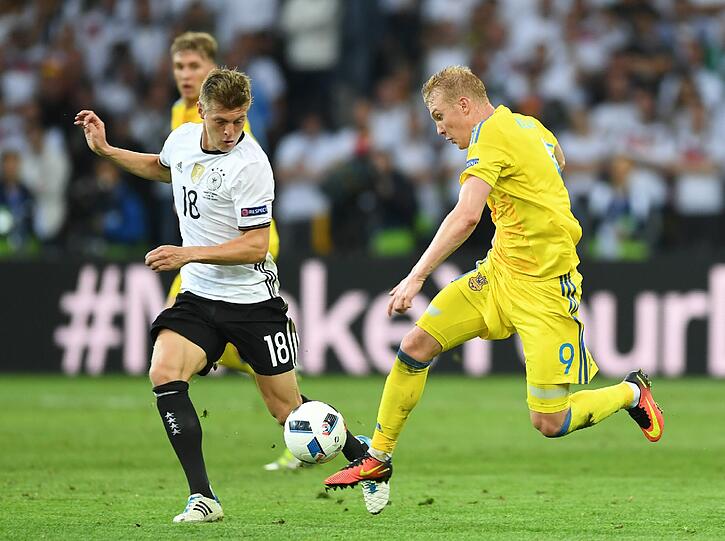 Toni Kroos Note 2:Die Passmaschine von Real Madrid mit feiner Freistoßflanke, die Mustafi zum 1:0 einköpfte. Eminent wichtig im Aufbauspiel, prägende Figur. Sein Visier stimmte aber nicht immer, spielte manche Pässe über die kurze Distanz zu lasch.