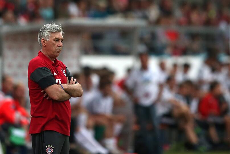 Souverän gewinnen die Bayern mit 3:0 in Landshut. Die Partie steht im Schatten des Amoklaufs von München. Sehen Sie hier die Bilder des Spiels.