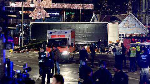 Am Berliner Breitscheidplatz rast ein Lkw in einen Weihnachtsmarkt und reißt neun Menschen in den Tod - 50 Menschen werden verletzt.