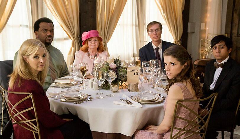 Bina (Lisa Kudrow, links), Jerry (Craig Robinson), Jo (June Squibb), Walter (Stephen Merchant), Eloise (Anna Kendrick) und Renzo (Tony Revolori) wurden an einen Katzentisch platziert.