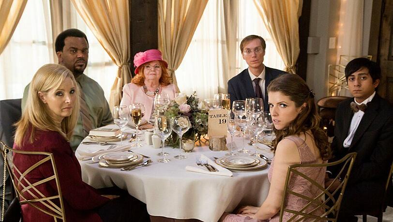Bina (Lisa Kudrow, links), Jerry (Craig Robinson), Jo (June Squibb), Walter (Stephen Merchant), Eloise (Anna Kendrick) und Renzo (Tony Revolori) wurden an einen Katzentisch platziert.