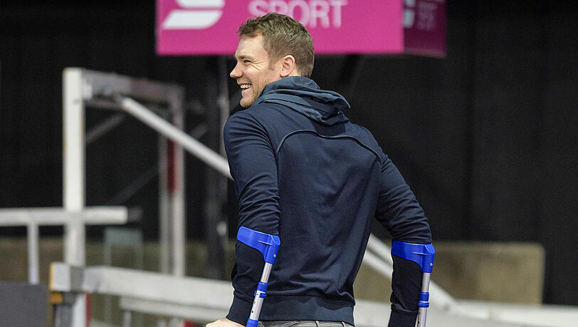 Seine Krücken braucht Manuel Neuer inzwischen nur noch unterstützend. Seine Krücken braucht Manuel Neuer inzwischen nur noch unterstützend.