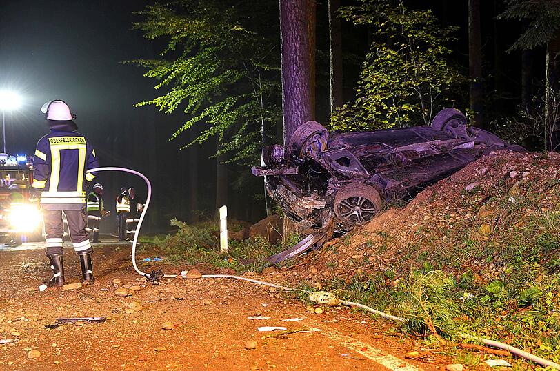 Zu schnell und dann auch noch Alkohol um Blut: Ein 25-Jähriger verursacht einen schweren Verkehrsunfall.