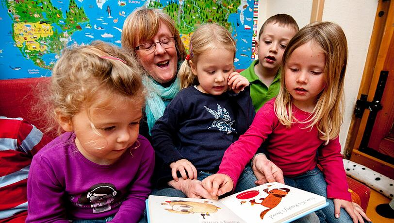 Geschichten sind nicht nur etwas für Kinder (Symbolfoto). Geschichten sind nicht nur etwas für Kinder (Symbolfoto).
