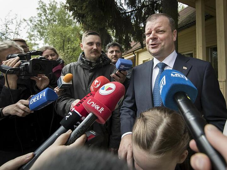 Saulius Skvernelis, Präsidentschaftskandidat und amtierender Ministerpräsident von Litauen, spricht in Vilnius mit Journalisten.