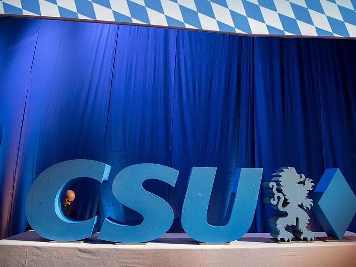 Das CSU-Logo steht auf einer Tribüne. Foto: Peter Kneffel/dpa/Archivbild
