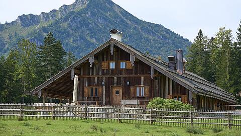 Die Saurüsselalm bei Bad Wiessee am Tegernsee wird ihren Betrieb Ende des Jahres einstellen. Danach darf sie nur wieder öffnen, wenn sie eine neue Baugenehmigung hat.