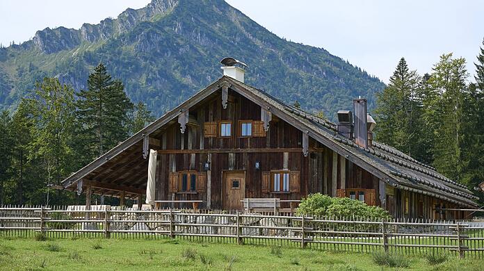 Die Saurüsselalm bei Bad Wiessee am Tegernsee wird ihren Betrieb Ende des Jahres einstellen. Danach darf sie nur wieder öffnen, wenn sie eine neue Baugenehmigung hat.