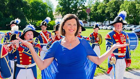 Repr&auml;sentieren kann sie auf jeden Fall: Ilse Aigner 2025 beim Sommerempfang des Bayerischen Landtags auf Schloss Schlei&szlig;heim.