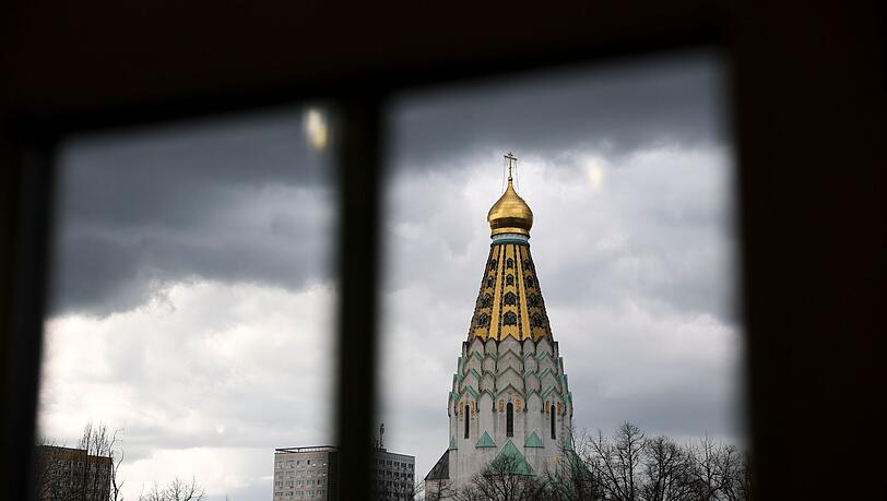 Dunkle Wolken und Schauer bestimmen den Wochenbeginn. (Symbolbild)