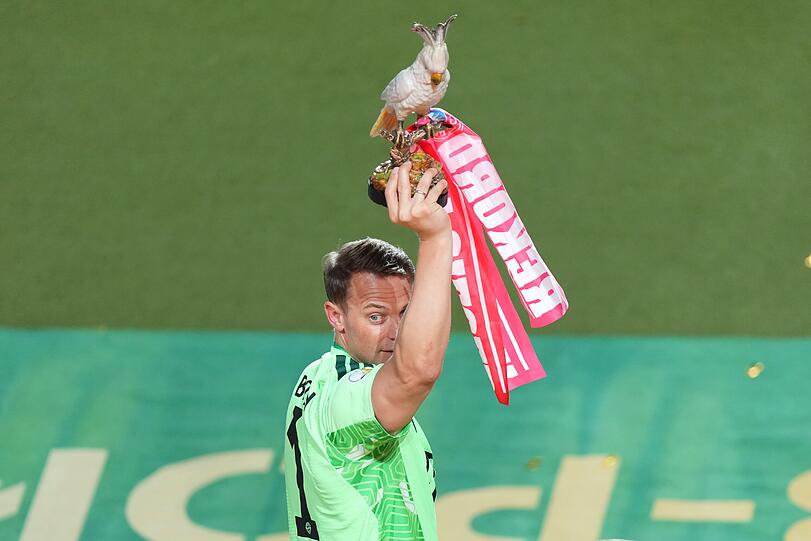 Manuel Neuer mit dem Kakadu. Manuel Neuer mit dem Kakadu.