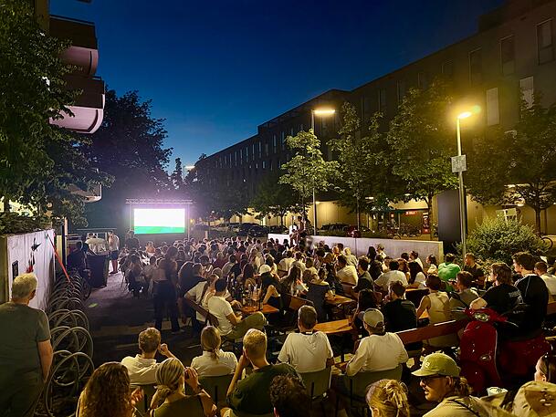 Auch vor Maisha&rsquo;s Kitchen in Giesing fieberten jede Menge Deutschland-Fans vor der gro&szlig;en Leinwand mit.